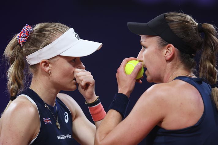 Hin breska Harriet Dart er hér til vinstri með löndu sinni Olivia Nicholls en hún kvartaði yfir lyktinni af frönskum mótherja sínum.
