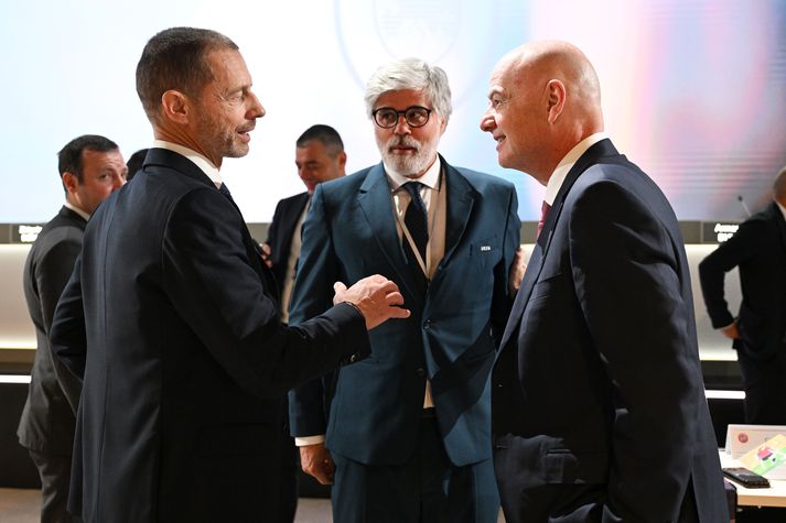 Aleksander Ceferin, forseti UEFA, ræðir við  Gianni Infantino, forseta FIFA, á ársþingi UEFA í Belgrad.