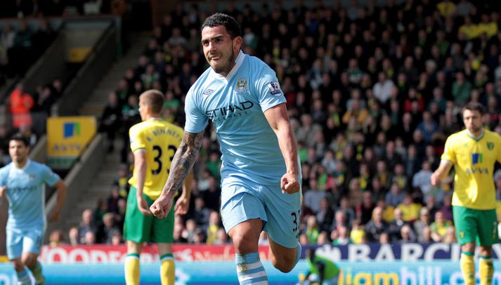 Tevez fagnar hér marki með City