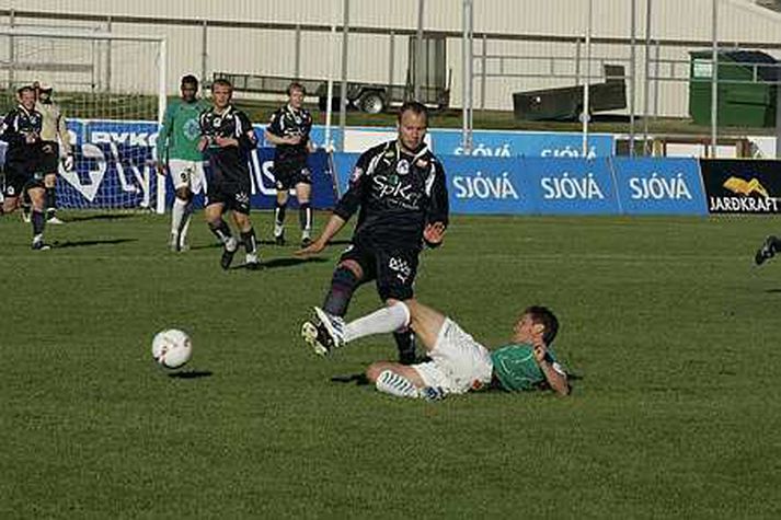 Þórarinn Kristjánsson og Arnar Grétarsson í baráttu á vellinum.