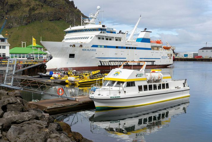 Gamli Herjólfur, skipið fyrir aftan bátinn, fær nýtt líf í Færeyjum.