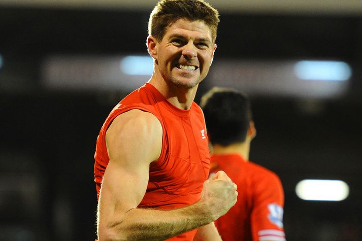 Steven Gerrard fagnar sigurmarki sínu.