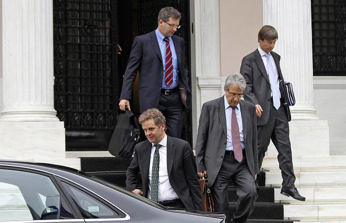 Poul Thomsen frá Alþjóðagjaldeyrissjóðnum, Matthias Mors frá framkvæmdastjórn ESB og Klaus Masuch frá Seðlabanka ESB ganga af fundi með Lucas Papademos, forsætisráðherra Grikklands, í gær.Fréttablaðið/AP