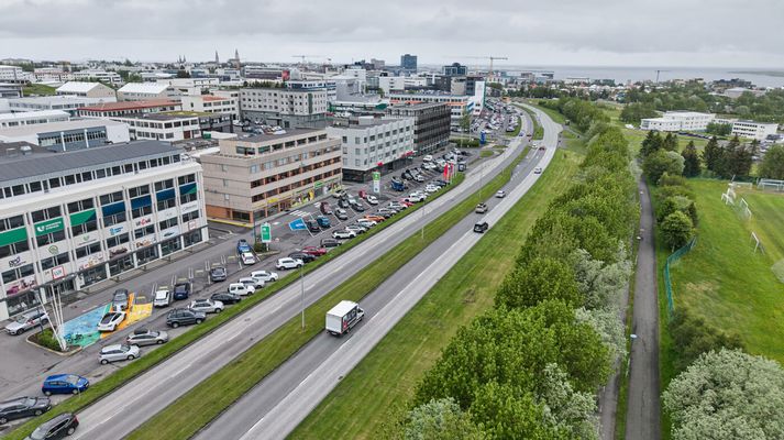 Á Suðurlandsbraut við Laugardal er gert ráð fyrir miðlægu sérrými fyrir Borgarlínuna, með akreinum fyrir bílaumferð báðum megin, ásamt göngu- og hjólastígum.
