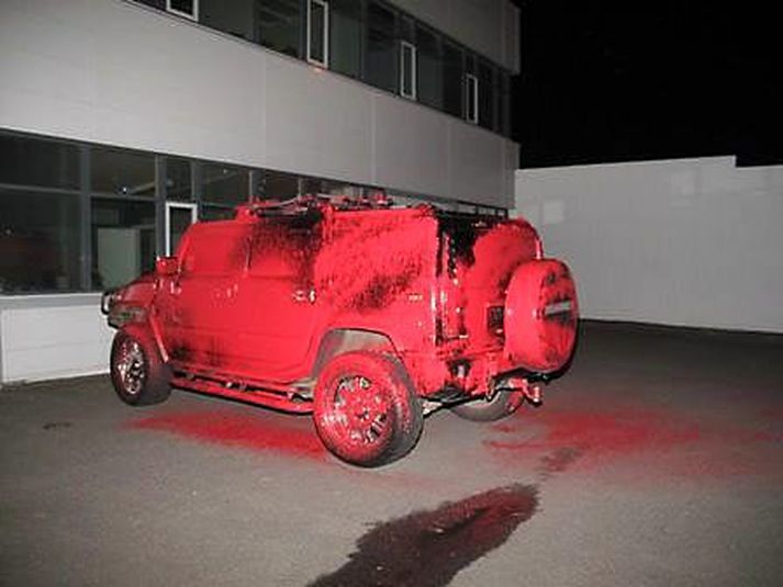 AlRauður jeppi Bíll Björgólfs stóð fyrir utan Háskólann í Reykjavík þegar hann var málaður.