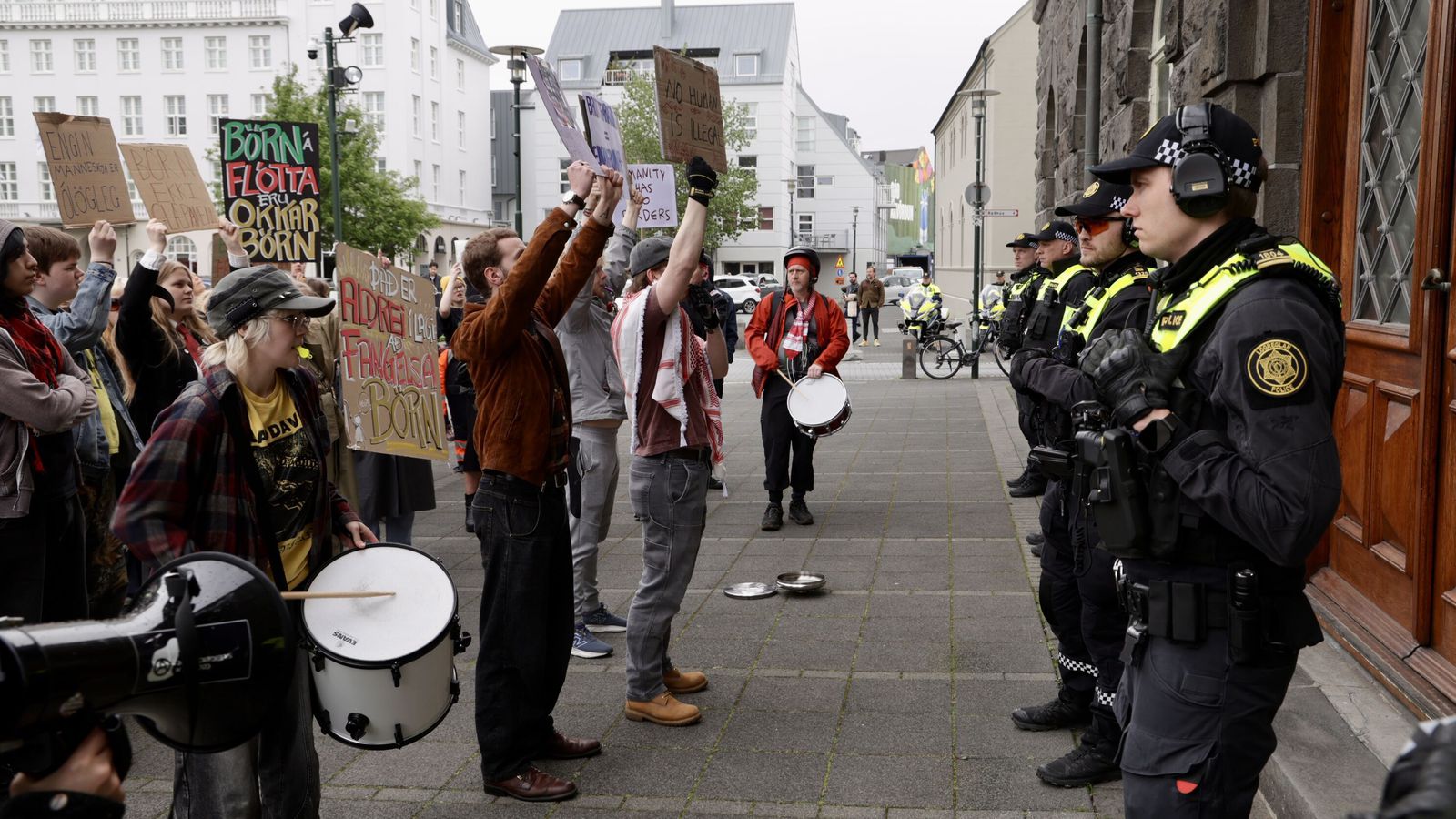 Mót­mæli fyrir­hugaðrar brottfararstöðvar við Austur­völl