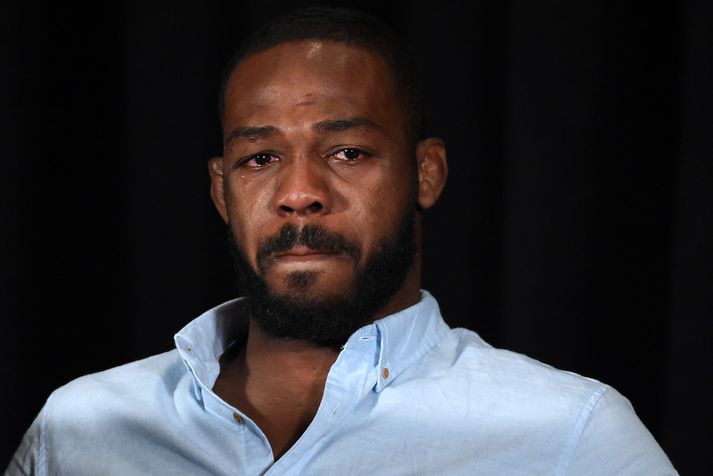 Jon Jones grét þegar tilkynnt var að hann féll á lyfjaprófi.