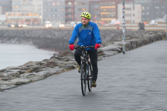 Í byrjun næstu viku er útlit fyrir norðaustanáttin haldist áfram og létti smám saman til, en kólni heldur í veðri.