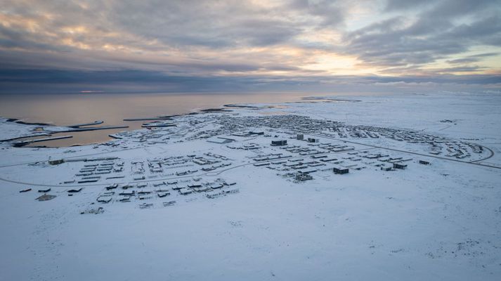 Grindvíkingar eru beðnir um að halda sig innan vega og fara ekki út á hraunið.