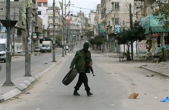 Hamas-liði á ferðinni í Gasaborg í gær.
