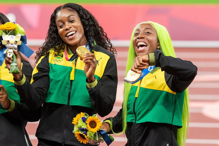 Jamaísku spretthlauparnir Elaine Thompson-Herah og Shelly-Ann Fraser-Pryce fagna gulli sem þær unnu á síðustu Ólympíuleikum.