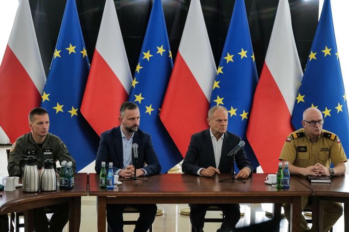 Donald Tusk, forsætisráðherra Póllands, hélt blaðamannafund í Lublin í morgun eftir að óþekktur hlutur hrapaði í Póllandi um klukkan 3:40 að staðartíma ásamt flugforingja, varnarmálaráðherra Póllands og aðstoðaryfirslökkviliðsstjóra ríkisins.  