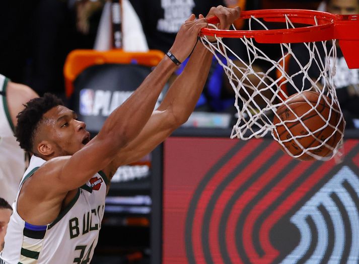 Giannis Antetokounmpo verður áfram í Milwaukee.