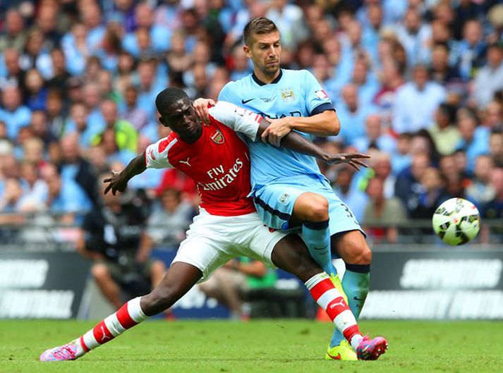 Nastasic í baráttunni við Yaya Sanogo í leiknum um Samfélagsskjöldinn.