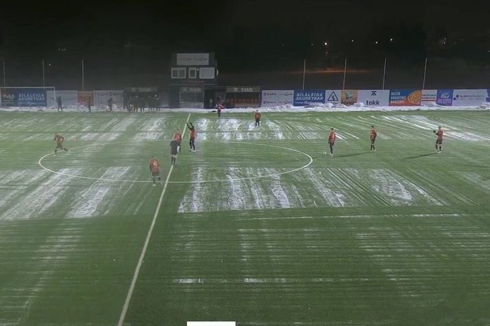 Fylkismenn fagna sigri eftir að Helgi Mikael Jónasson dómari flautar leikinn af en eins og sjá má er enginn FH-ingur á svæðinu.