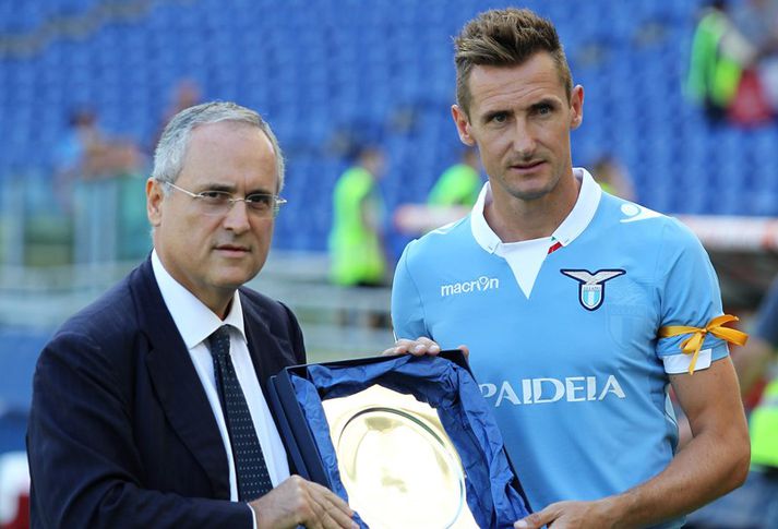 Lotito ásamt Miroslav Klose.