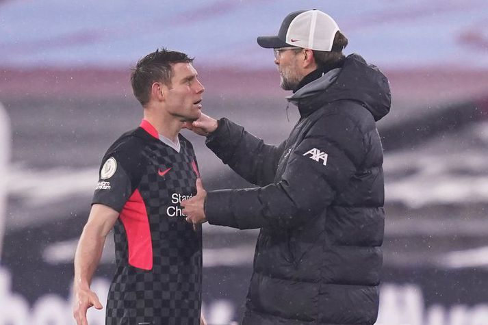 James Milner og Jürgen Klopp ræða á málin á hliðarlínunni í gær en Milner var allt annað en sáttur.