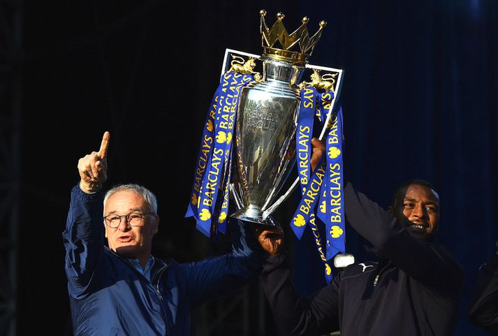 Claudio Ranieri með bikarinn góða ásamt fyrirliðanum Wes Morgan.