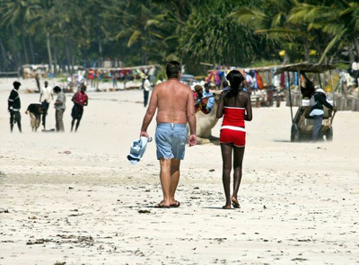 Ferðamenn á strönd í hafnarborginni Mombasa.