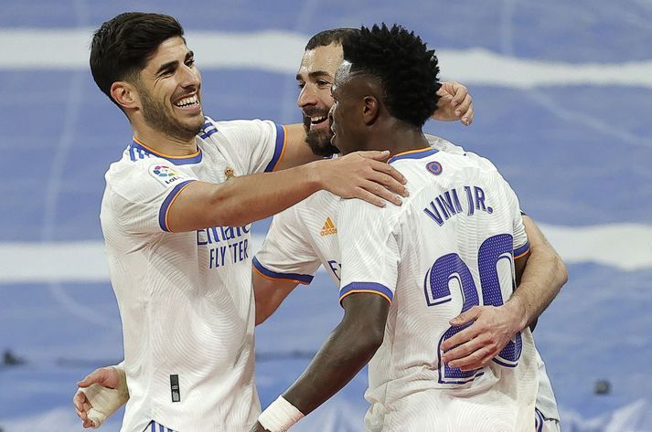 Real Madrid v Deportivo Alaves - La Liga âââââââMADRID, SPAIN - FEBRUARY 19: Vinicius Junior of Real Madrid celebrates his goal with Karim Benzema and Marco Asensio during La Liga week 25 soccer match between Real Madrid and Deportivo Alaves at Santiago Bernabeu Stadium in Madrid, Spain on February 19, 2022. (Photo by Burak Akbulut/Anadolu Agency via Getty Images)