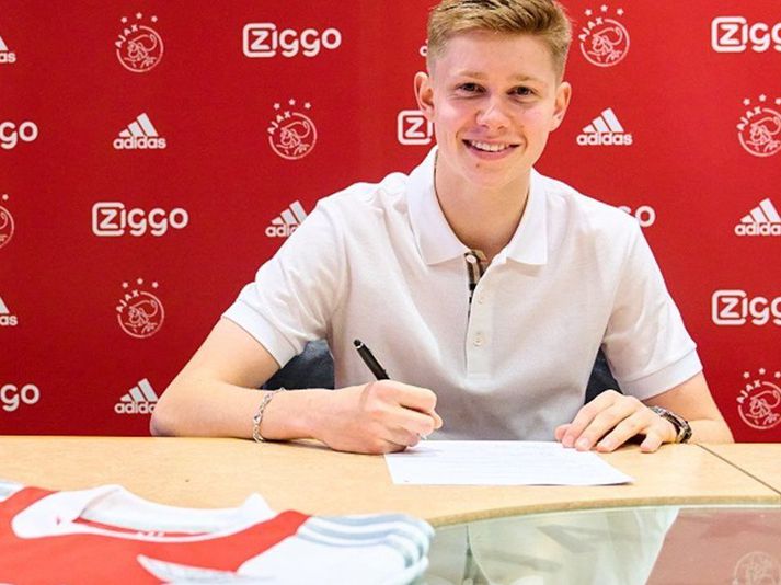 Kristian Nökkvi Hlynsson skrifar undir nýja samninginn við Ajax.