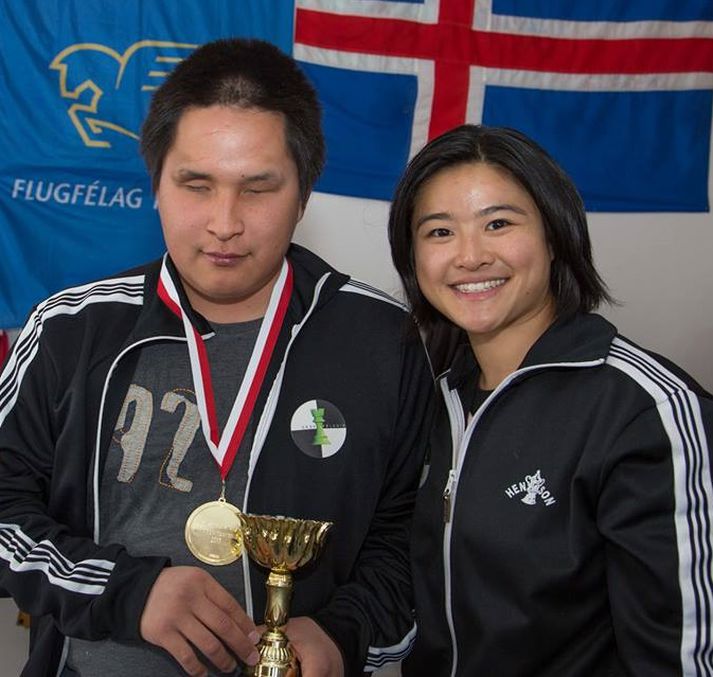 Paulus Napatog tekur við verðlaunum frá Joey Chan úr Hróknum.