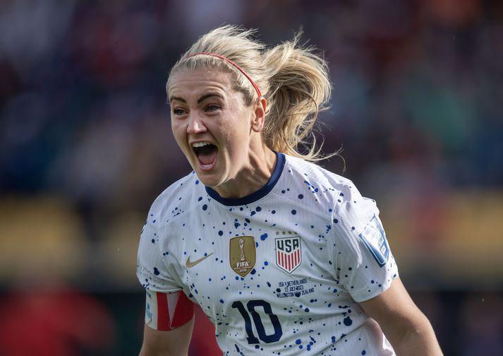 Lindsey Horan fagnar jöfnunarmarki sínu fyrir Bandaríkin gegn Hollandi.