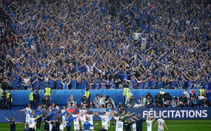 Strákarnir okkar fagna með bláa hafinu á Stade de France í kvöld.