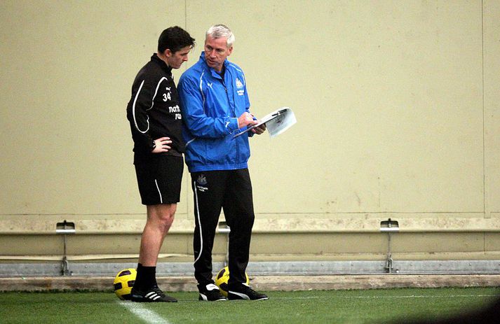 Pardew og Barton á æfingasvæðinu.