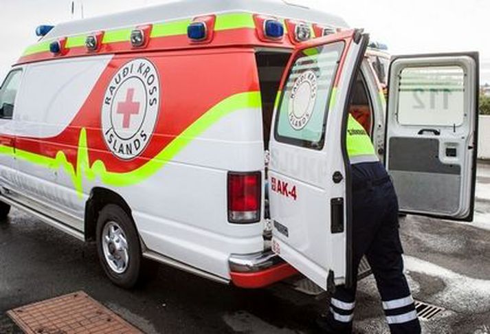 Ökumaður bifhjóls er sagður nokkuð slasaður.