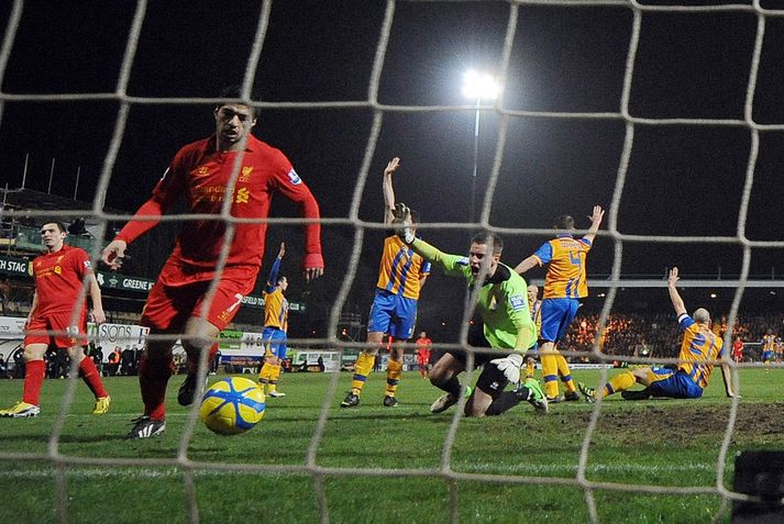 Suarez skorar hér markið umdeilda.