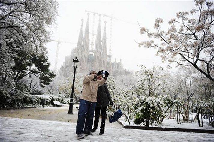 Tveir Börsungar taka mynda af sér í snjónum fyrir framan hina frægu kirkju Gaudis La Sagrada Familia.