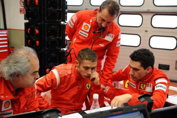 Valentio Rossi skoðar Ferrari fákinn með aðtoðarmönnum sínum.
