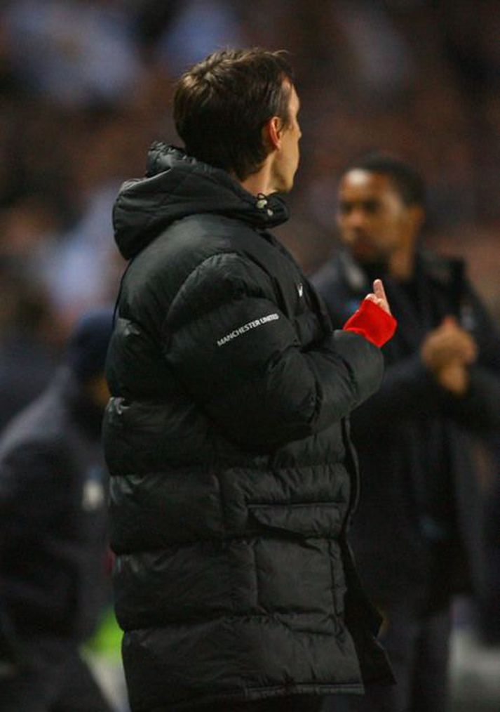 Gary Neville sýnir Tevez puttann fyrr á leiktíðinni.