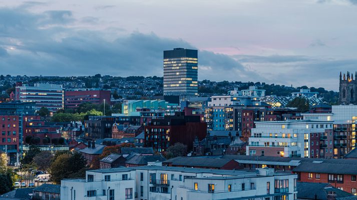 Bifreið var ekið á hóp fólks eftir að átök brutust út í Sheffield í gær.