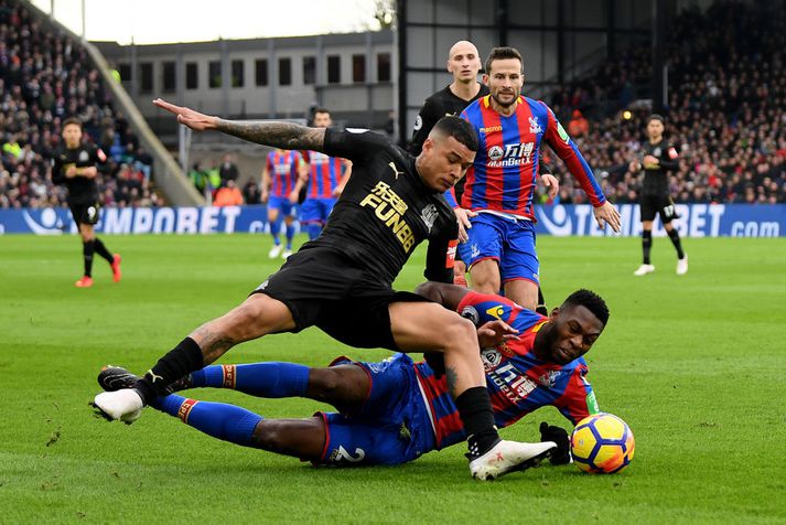 Lánsmennirnir Fosu-Mensah og Kenedy berjast á Selhurst Park.
