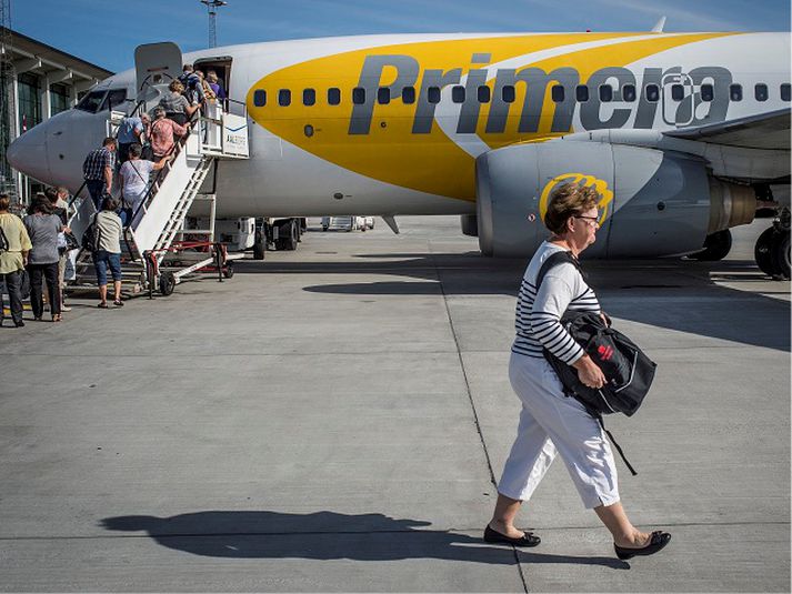 Fjölmargir farþegar hafa orðið strandaglópar eftir seinkanir á ferðum Primera Air um helgina.