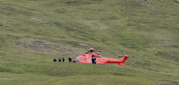 Þyrla Landhelgisgæslunnar á svæðinu.