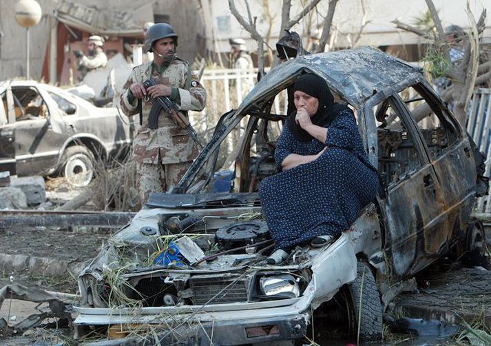 Af hverju? Þessari konu virðist hafa fallið allur ketill í eld við að sjá eyðilegginguna fyrir framan Hamra-hótelið í Bagdad þar sem erlendir blaðamenn hafast við. Átta mann fórust í árásinni.