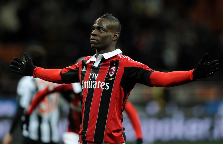 Balotelli fagnar í gær.