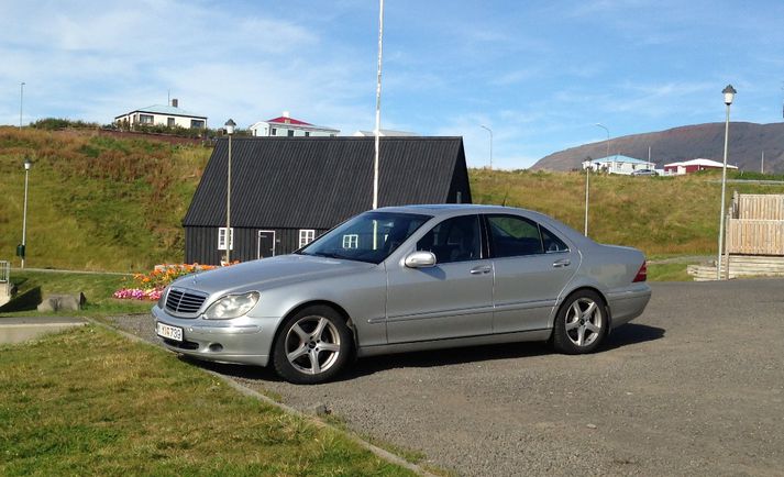 Bílinn er grár Mercedes Benz 2002 árgerð með númerið Y739.
