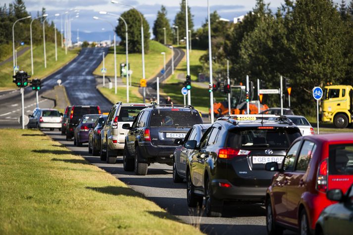 Farsímar eru ekki óalgeng sjón í umferðinni. Ómar Smári Ármannson, aðstoðaryfirlögregluþjónn starfar á umferðardeild lögreglunnar. Hann segir að búast megi við verulegri hækkun á sektum fyrir að vera í símanum undir stýri.