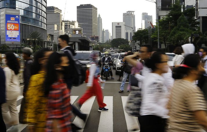 Fólk á ferðinni á háannatíma í Jakarta í Indónesíu.