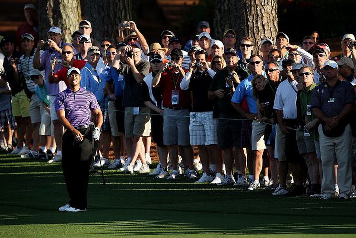 Tiger á Augusta-vellinum ásamt Steve Williams, kylfusveini sínum. Þótt áhorfendurnir í bakgrunni séu þónokkrir er þetta eingöngu æfingahringur hjá kylfingnum.