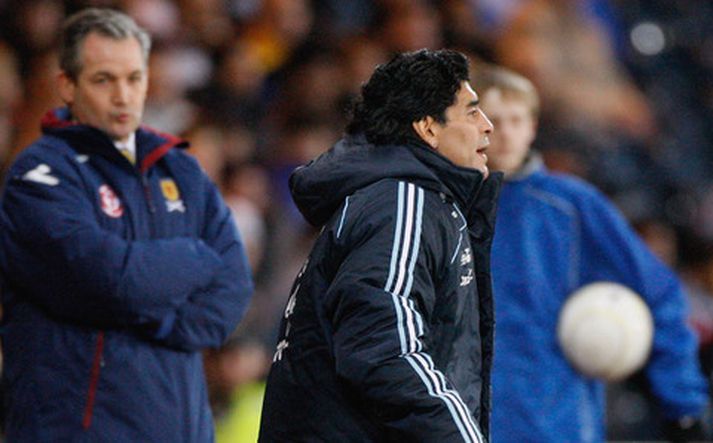 Diego Maradona segir sínum mönnum til í gær en George Burley, þjálfari Skota, fylgist með.