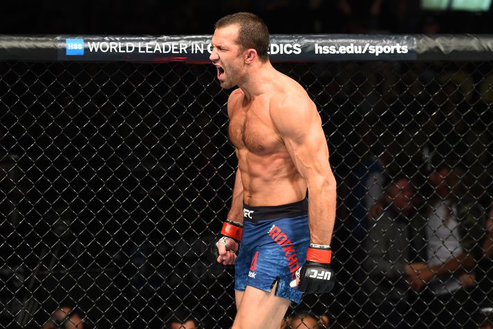 Luke Rockhold fagnar sínum síðasta sigri.