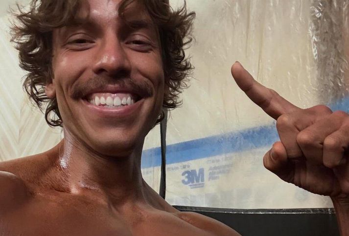 Joseph Baena, sonur Arnolds Schwarzenegger, hafði góða ástæðu til að fagna árangri sínum.