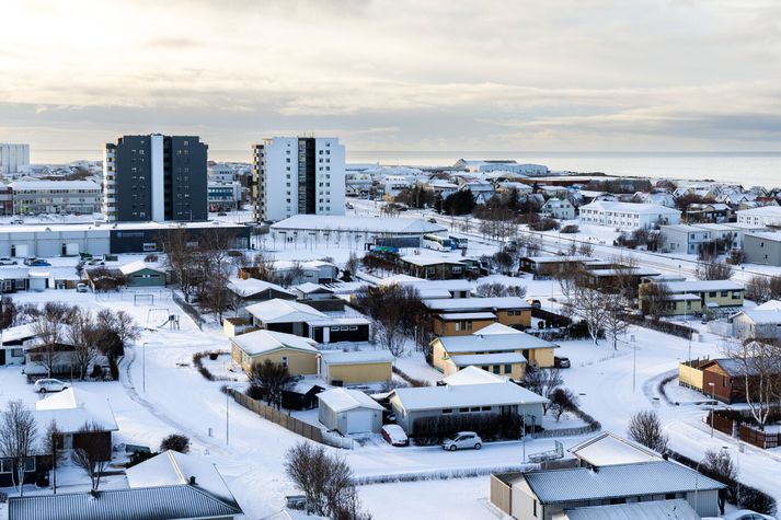 Hið litla samfélag á Akranesi er slegið eftir að upp kom mál á leikskólanum Garðaseli en starfsmaður þar er grunaður um brot gegn barni.