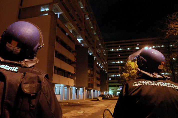 Rúmlega tíu þúsund lögreglumenn eru á vakt hverja nótt í "óeirðahverfum" franskra borga.