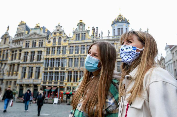 Vegfarendur með grímur í Brussel í Belgíu. Landið hefur orðið einna verst Evrópulanda úti í faraldrinum.